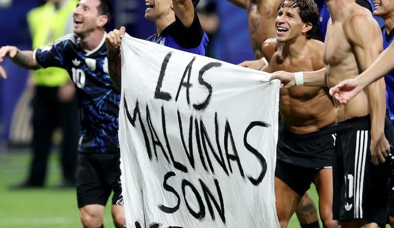 “Puede que el Mundial no sea nuestro, pero las islas Malvinas sin duda lo son”: la respuesta de Inglaterra a la bandera de la Selección
