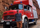 Transformó un camión de bomberos alemán de 1977 en motorhome y en la ruta no solo encontró el amor sino que pudo sanar su mayor dolor