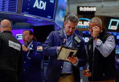 Mercados: las acciones argentinas retoman las bajas mientras Wall Street bate un nuevo récord